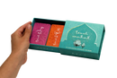 Tealfarbener karton mit zwei touch coaching spielkarten decks in magenta und orange für intime kommunikation und neue orte entdecken