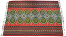 Vibranter roter lunghi sarong tuch mit grünen und blauen mandala sun rot mustern und fransigen kanten