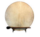 Beige rahmentrommel aus maulbeerholz und bio-ziegenleder mit holzständer und schlegel für meditation inrhythm erde gaia