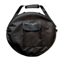 Traditionelle schwarze rahmentrommel aus maulbeerholz und bio-ziegenleder mit inrhythm erde gaia logo für meditation