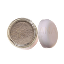 Ein tridosha cleanser und maske in einem silbernen kompaktdöschen mit graubraunem bentonit ton für strahlende haut