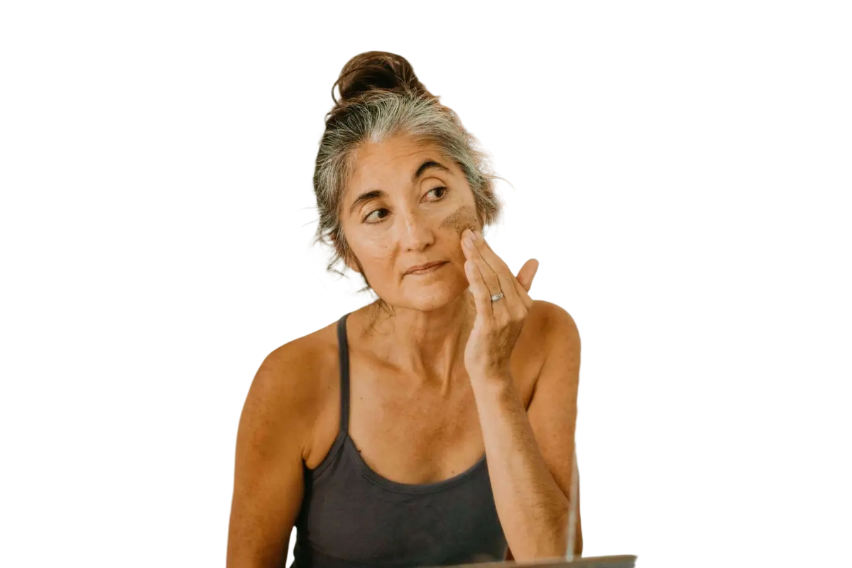 Gesicht mit Tridosha-Reiniger und Maske von PAAVANI Ayurveda für ausgeglichene, strahlende Haut, natürliche Hautpflege.