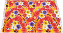 Ein leuchtend roter Sarong mit gelben Sonnenstrahlenmustern und farbenfrohen tropischen Hibiskusblüten.