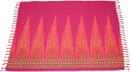 Ein leuchtend pinkfarbener Sarong mit goldenen Pfauenmustern, einer detaillierten Blumenbordüre und Fransenrand.