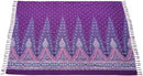 Ein lila Sarong mit hellblauen Pfauenmustern und einer Blumenbordüre mit Fransenrand.