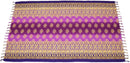 Ein lila-rosa Sarong mit dunkelvioletten Rändern, goldenen Blumenmustern und Fransenrand.