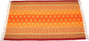 Ein leuchtend orange-gelber Sarong mit roten Rändern, floralen Sternmustern und Fransenrand.
