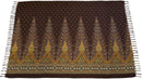 Ein dunkelbrauner Sarong mit vertikalen goldenen Pfauenfedermustern, einer detaillierten Blumenbordüre und Fransenrand.