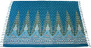 Ein türkisfarbener Sarong mit vertikalen goldenen Pfauenmustern, einer detaillierten Blumenbordüre und Fransenrand.