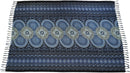Ein schwarzer Sarong mit einer horizontalen Reihe blau-goldener Mandala-Muster, einer detaillierten Bordüre und Fransenrand.