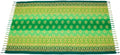 Ein rechteckiger grüner Sarong oder Schal mit einem sich wiederholenden goldenen Sternenmuster in der Mitte, verziert mit kunstvollen Blumen- und Wellenbordüren und an den kurzen Seiten mit zarten Fransen versehen.