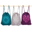 Drei bunte bodhi yoga gymbags zum turnbeutel mit mandala, chakra symbolen und yoga heart print hängen nebeneinander