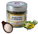 Ein klarer glasbehälter mit silberdeckel enthält manufaktur bergkernsalz von ulrika’s manufaktur mit wildkräutern