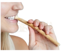 Ein hellbrauner naturaler holz miswak zahnpflegeholz von unicorn® miswak für effektive miswak dental care