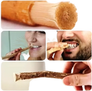 Ein naturbrauner getrockneter unicorn® miswak zahnpflegeholz mit rauer textur und faserigen enden für miswak dental care