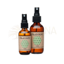Zwei bernsteinfarbene glas-sprühflaschen mit schwarzen kapseln und paavani vata beruhigendem vata aromatherapie spritzer ayurvedisches spray
