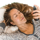 Vata aromatherapie spritzer mit schwarzem sprühkopf und durchsichtigem körper als erdendes ayurvedisches spray