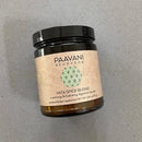 A paavani ayurveda vata spice blend in einem dunklen bernsteinfarbenen glas mit schwarzem deckel und grünem design