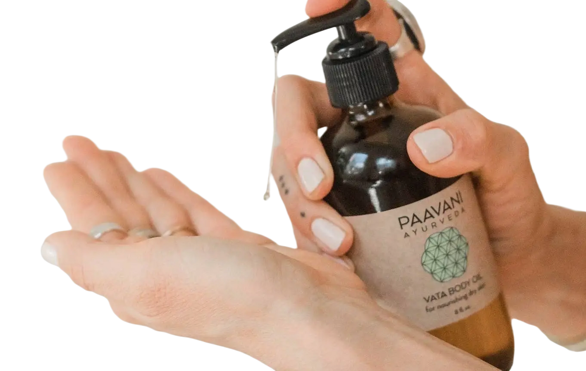 Vata Körperöl von PAAVANI Ayurveda, nährendes Abhyanga-Öl für trockene Haut, Flasche mit goldener Verschlusskappe