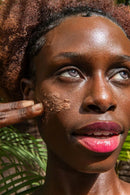 Gesicht Reiniger und Maske von PAAVANI Ayurveda mit Reinigungskörnern für trockene Haut, natürliche Pflege für das Gesicht.