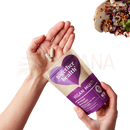 Eine hand hält ein lila und beige packet vegan multi kapseln zusammen mit zwei weißen pillen für schonendes eisen und energie