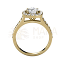 Ein goldener verlobungsring carali von myc paris mit zentralem rundschliffdiamanten und kristallen im cushy ring design von mana shop