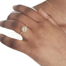 Ein myc paris verlobungsring carali mit einem strahlenden quadratischen diamant in einem goldenen cushy ring mit kristallen und pavé details von mana shop