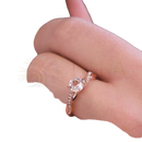 Roségold verlobungsring eleanor ring von myc paris mit rundem kristall und pavé-set diamanten im mana shop