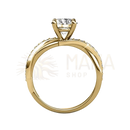 Ein verlobungsring carali von myc paris eleanor fingerring in gelbgold mit princess cut diamant und seitlichen runddiamanten
