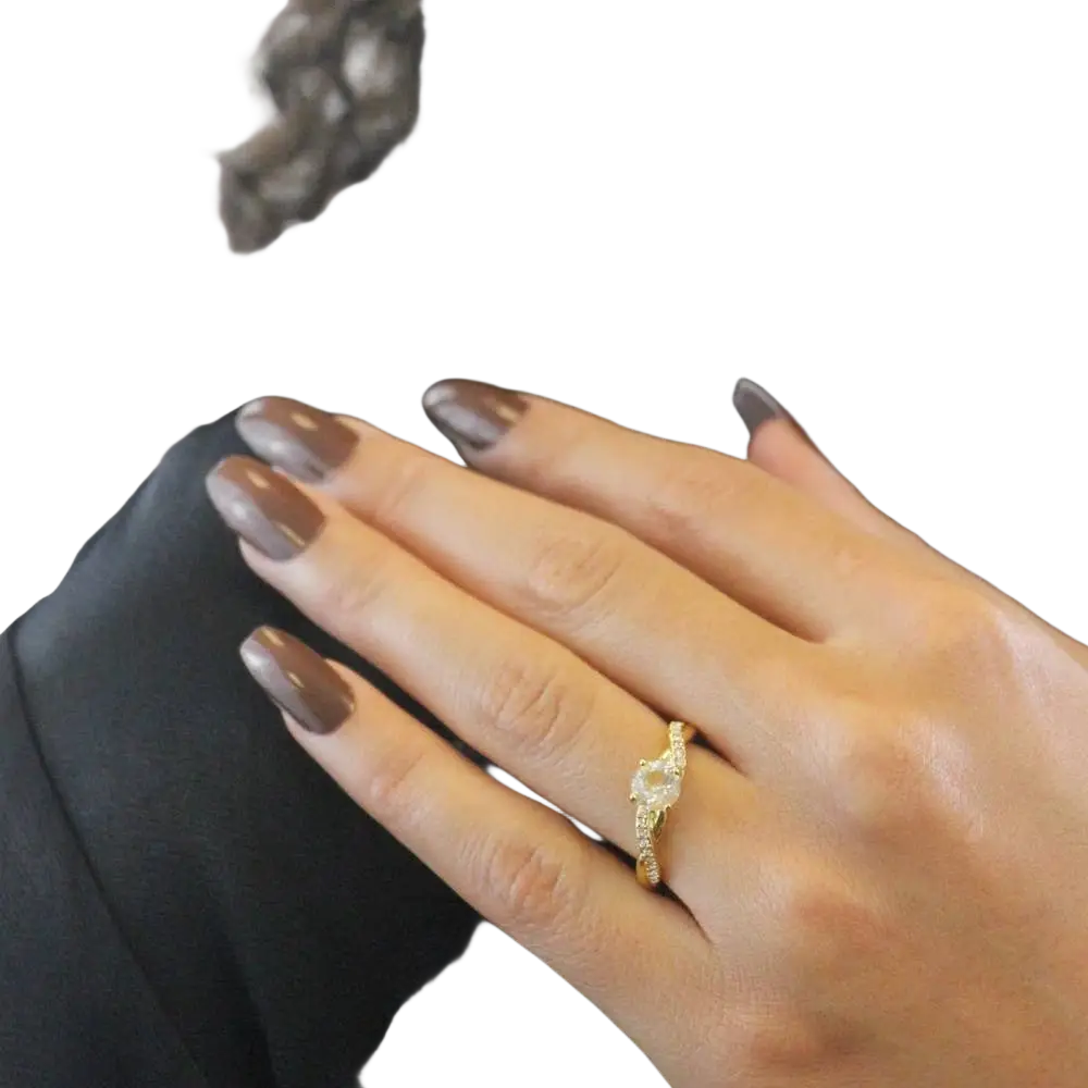 Verlobungsring CARALI / MYC Paris Eleanor Fingerring aus Gold mit Kristall, elegantes Schmuckstück für besondere Anlässe