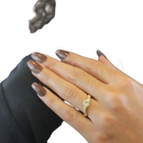 Ein goldener verlobungsring carali von myc paris mit einem tropfenförmigen diamant und pavé diamanten am eleanor fingerring