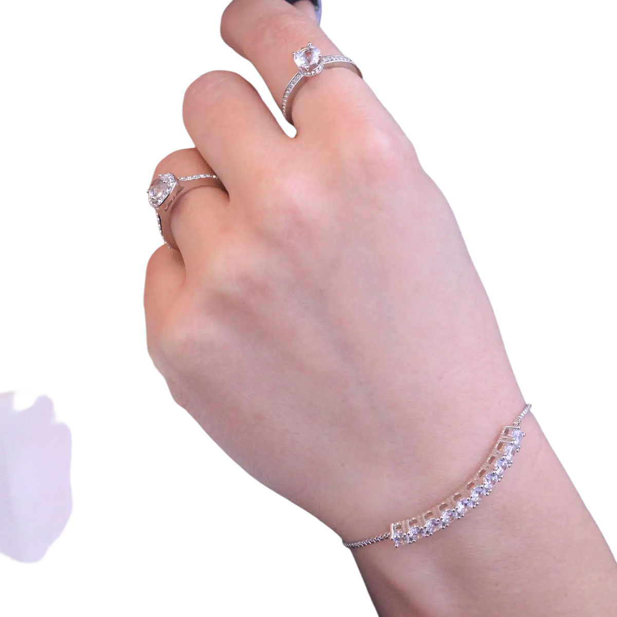 Ein zartes silberfarbenes armband mit einer reihe funkelnder klarer kristalle im verlobungsring carali design von myc paris
