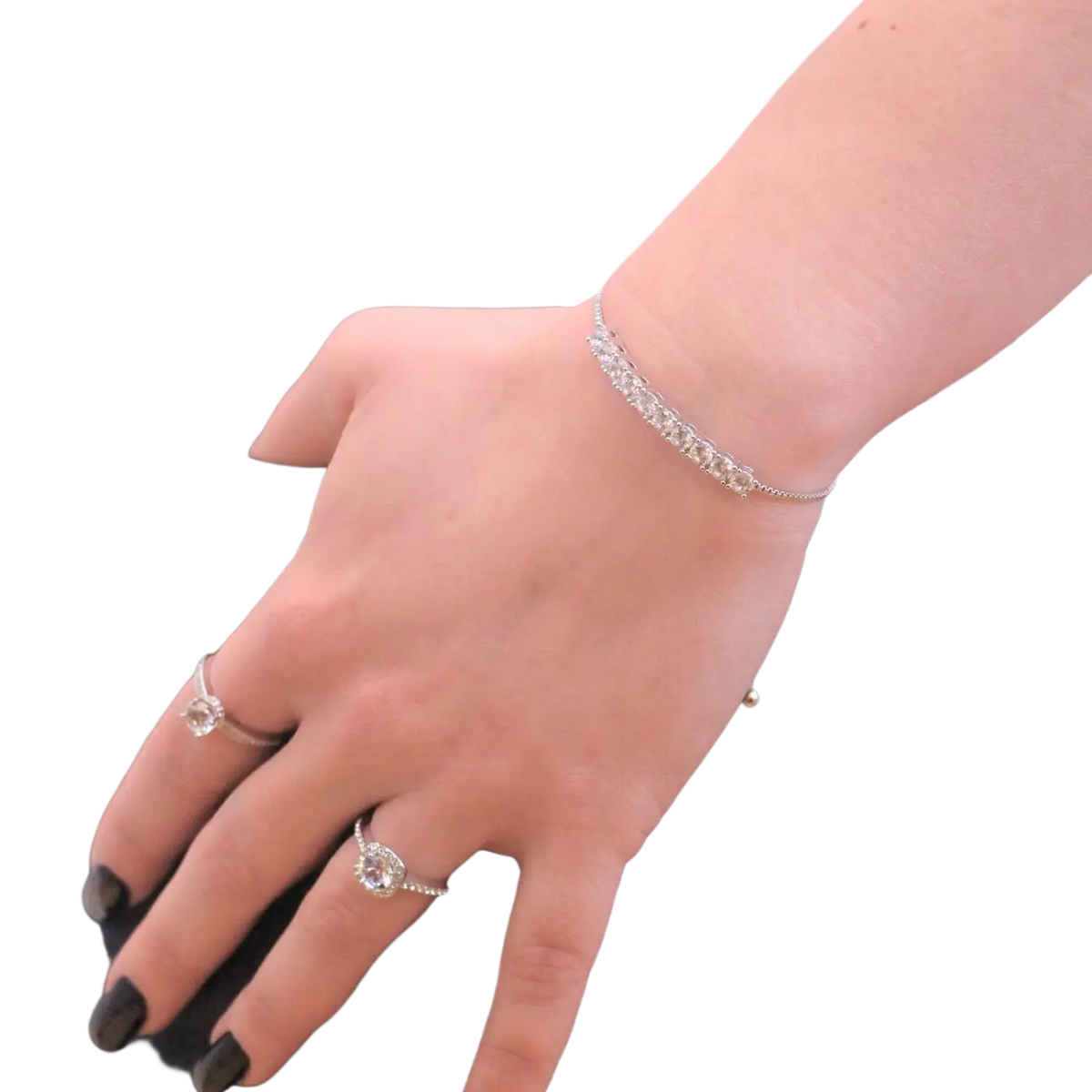 Eine zarte silberarmband mit funkelnden kristallen verlobungsring carali myc paris elise fingerring