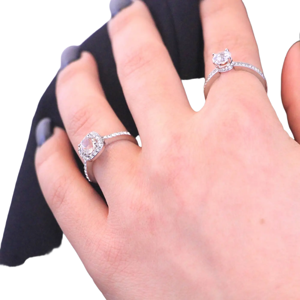 Ein silberner verlobungsring carali von myc paris mit einem runden diamant mit pavé und einem ovalen mondstein mit kristallen