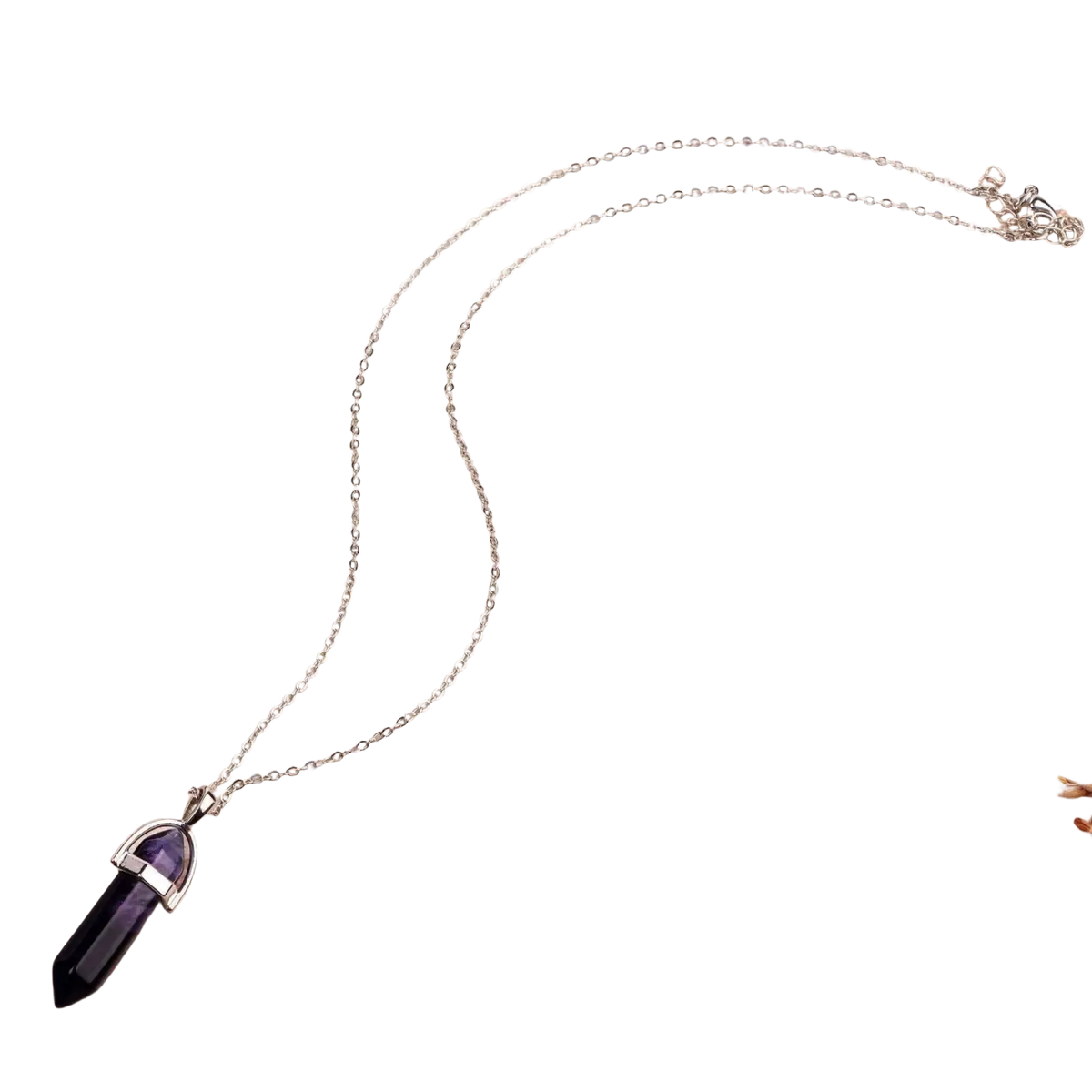 Versilberte Halskette mit lila Achat-Anhänger, eleganter Schmuck von Myga Eco, detaillierte Ansicht des Anhängers.