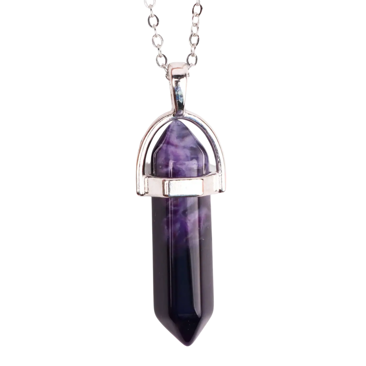 Versilberte Halskette mit lila Achat Anhänger, eleganter Schmuck von Myga Eco, detailreiche Gestaltung und leuchtende Farben.