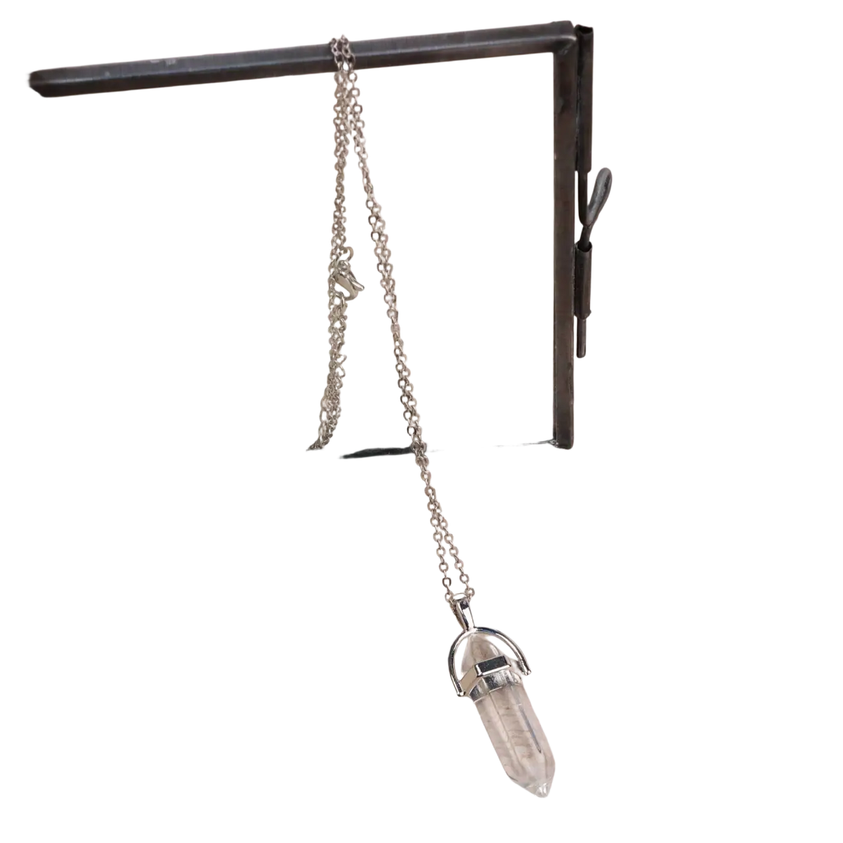 Versilberte Halskette mit Anhänger aus transparentem Quarz, eleganter Schmuck von Myga Eco, detailreiche Gestaltung sichtbar