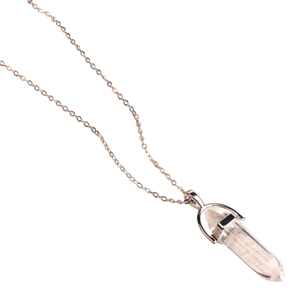 Versilberte Halskette mit Anhänger aus transparentem Quarz, eleganter Schmuck von Myga Eco, detailreiche Nahaufnahme.