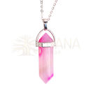 Versilberte halskette mit anhänger aus rosa achat in hexagonaler spitze und silberfarbener fassung