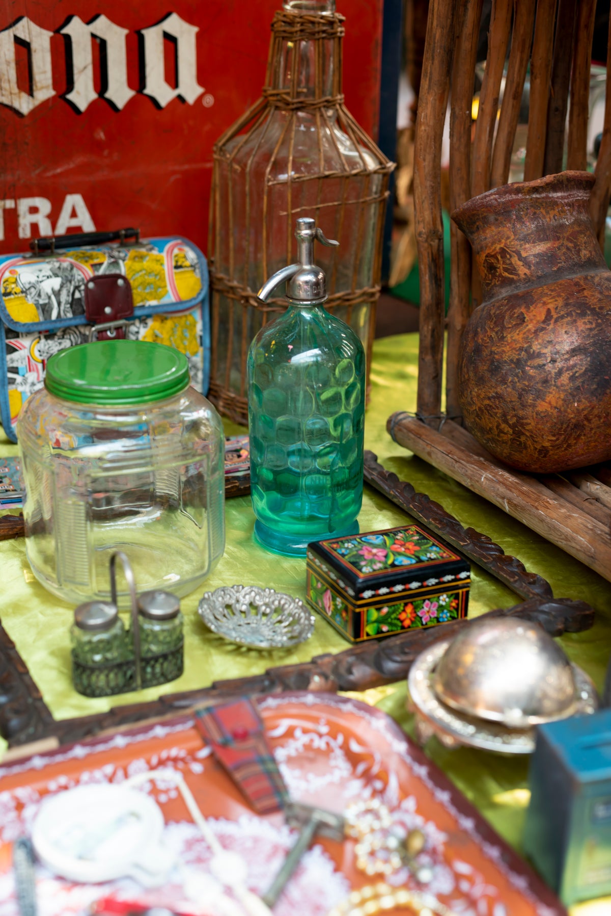 Verschiedene Vintage-Glasflaschen, ein Glasgefäß und dekorative antike Deko-Objekte.