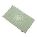 Eine hellgrüne vital akupressurmatte set reisetuch mit weißem sonnenstrahl-logo und kleinen ecken-tags