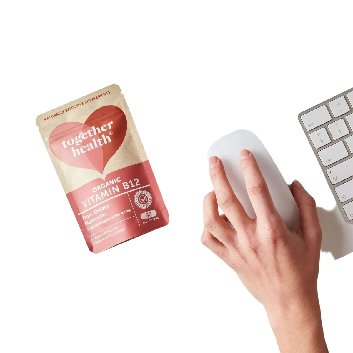Ein rosa und beiges pouch von together health bio vegan vitamin b12 kapseln mit herzlogo für energie stoffwechsel
