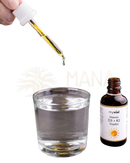 Ein klarer glas tumbler mit wasser neben einer braunen flasche myvial vitamin d3 + k2 tropfen premium k2vital® zur calcium absorption