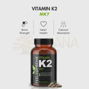 Ein dunkles bernsteinfarbenes glasfläschchen vitamin k2 mk7 bioaktive form mit schwarzem deckel und feelsupreme branding von mana shop