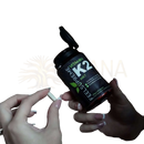 Schwarze flasche eels supreme vitamin k2 mk7 bioaktive form mit weißer kapsel wird gehalten mana shop