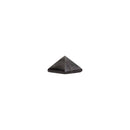Polierte Schungit-Pyramide von Vives de la Cortada S.L, 3x3cm, als dekoratives Mineralstück auf weißem Hintergrund.