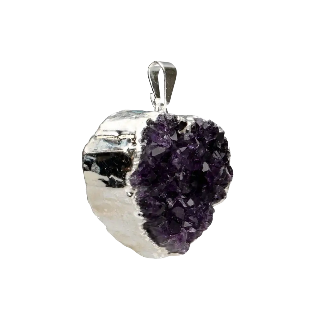 Herzanhänger aus Amethystdruse in Silberbad, handgefertigter Schmuck von Vives de la Cortada S.L, mit glänzendem Silberfinish.