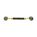 Spiky Jade Massagewerkzeug mit Rollenmassagegerät von Vives de la Cortada S.L, zeigt spitze Jade-Kugeln auf einem Handgriff.