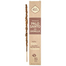 Ein einzelnes, mit Naturmaterialien beschichtetes handgefertigtes Räucherstäbchen steht neben der Sagrada Madre Verpackung. Der Räucherstäbchen ist mit Palo Santo con Vainilla (mit Vanille) beduftet und besteht aus 100% nachhaltigem Palo Santo-Holz.