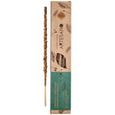 Ein einzelnes, mit getrockneten Blättern und Kräutern beschichtetes handgefertigtes Räucherstäbchen steht neben der Sagrada Madre ARTESANO Verpackung. Der Duft ist für Harmonie und Gelassenheit mit Palo Santo und Freesien.